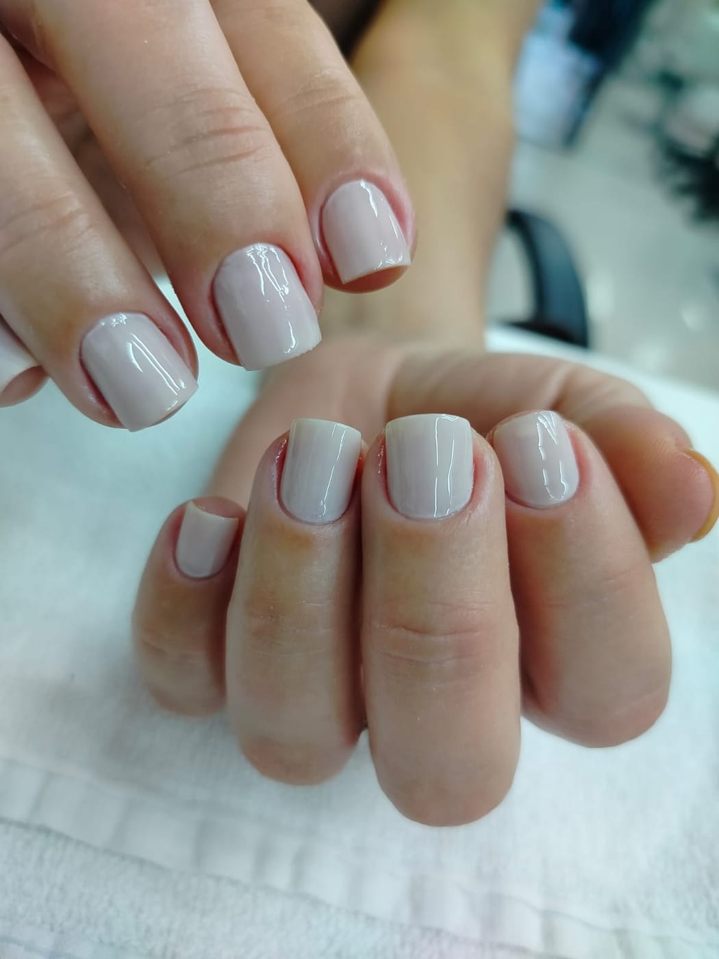 Unhas em branco leitoso feitas pela Fanny Nails, em domicílio