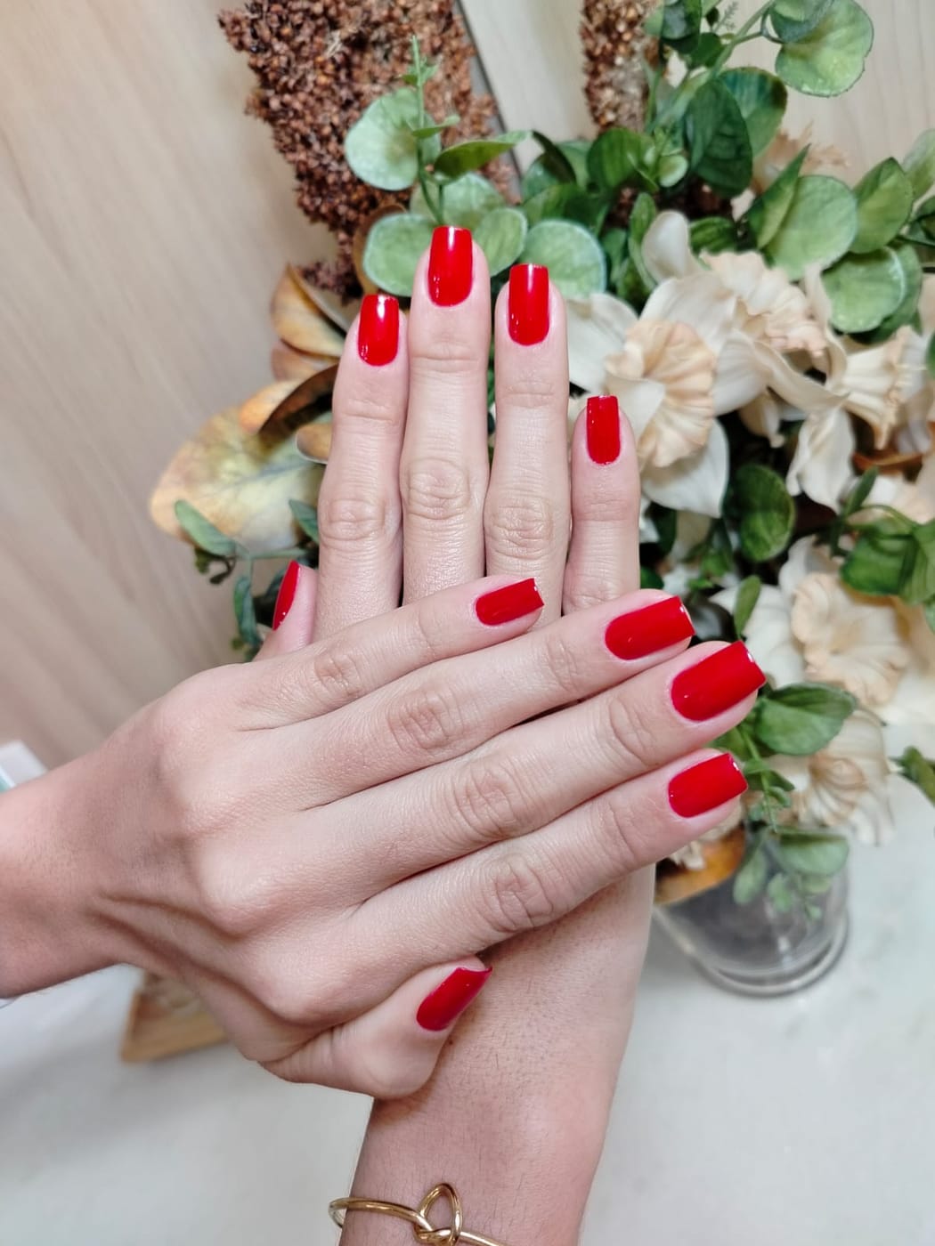 Unhas vermelhas feitas pela Fanny Nails, em domicílio
