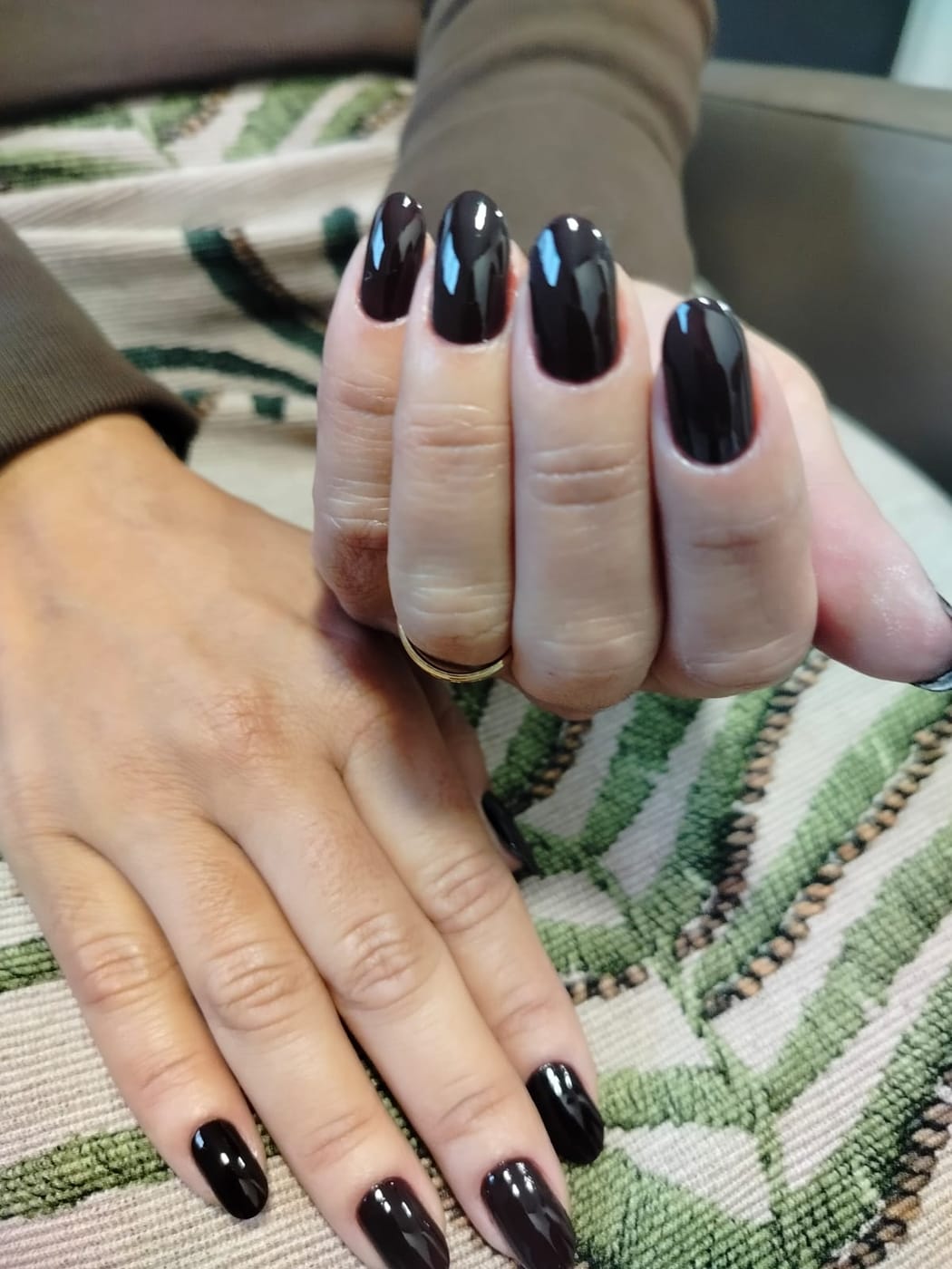 Unhas em vinho escuro, formato amendoado — Fanny Nails