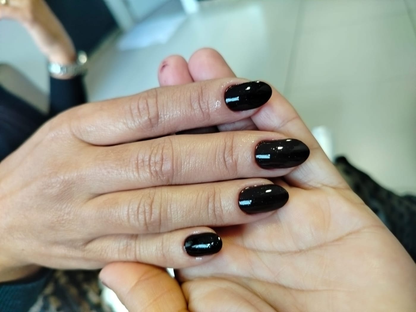 Unhas em preto brilhante, formato amendoado — Fanny Nails